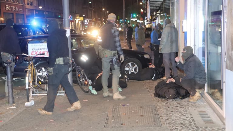 Der Einsatz in der Nacht: Die Beamten sprangen aus Fahrzeugen und stürzten sich auf das Trio.
