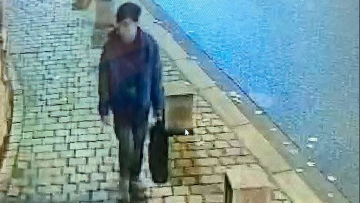 Wer kennt diese Person? Per Fotofahndung sucht die Polizei Essen einen möglichen Zeugen der Schüsse auf die Alte Synagoge
