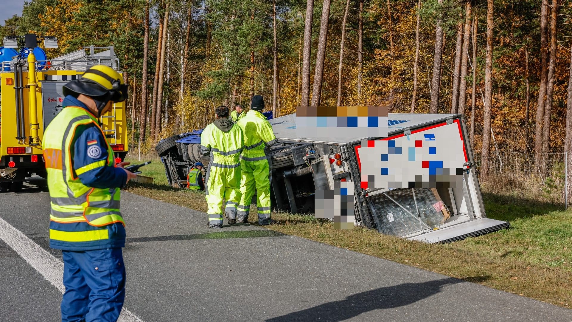 Ein Lastwagen - voll beladen mit leeren Nutella-Gläsern - ist bei Nürnberg von der A3 abgekommen.