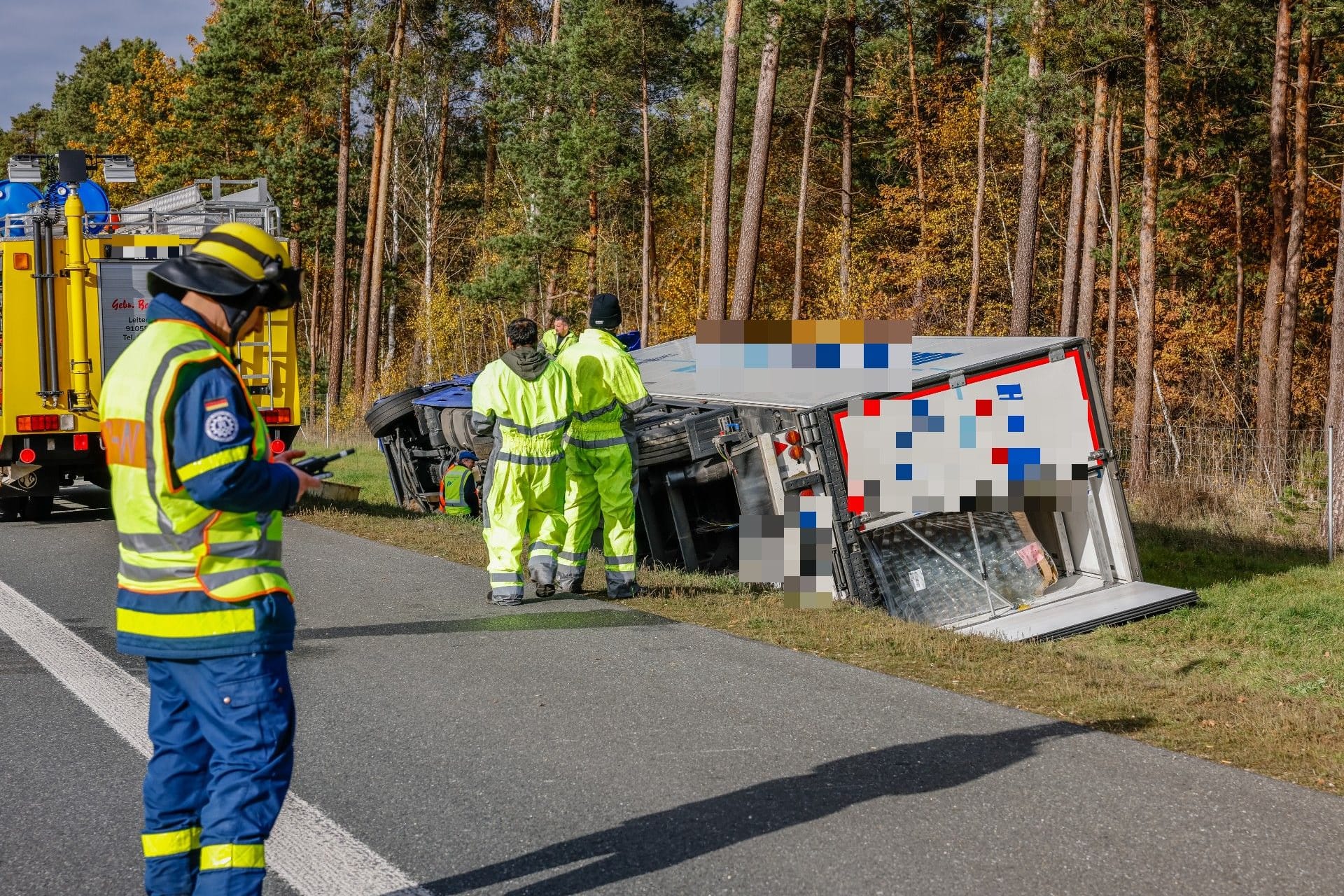 Ein Lastwagen - voll beladen mit leeren Nutella-Gläsern - ist bei Nürnberg von der A3 abgekommen.