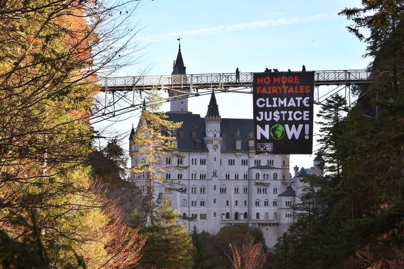 Protest vor Schloss Neuschwanstein: Ein von Klimaaktivisten befestigtes Banner mit der Aufschrift "No more fairytales - Climate justice now" hängt an der Marienbrücke.