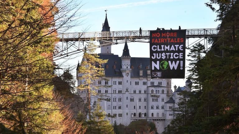 Protest vor Schloss Neuschwanstein: Ein von Klimaaktivisten befestigtes Banner mit der Aufschrift "No more fairytales - Climate justice now" hängt an der Marienbrücke.