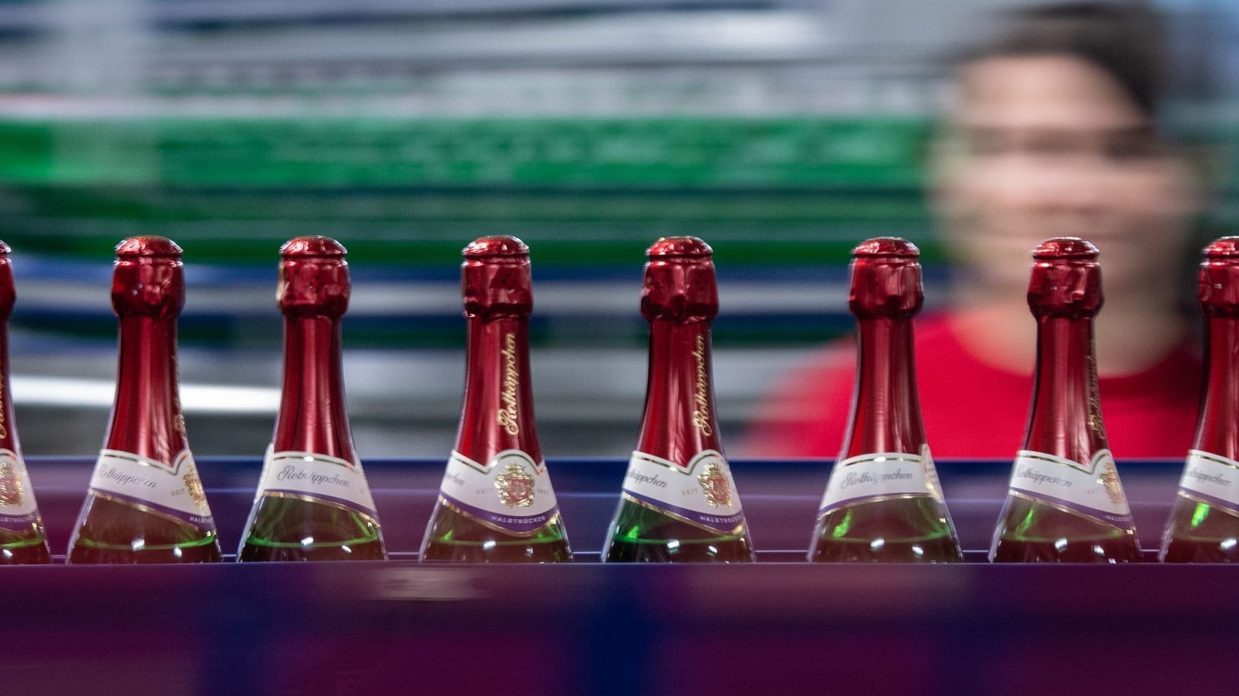 Alles wird teurer: Gestiegene Kosten für Glasflaschen wirken sich auch auf den Preis für Rotkäppchen-Mumm Sekt aus.