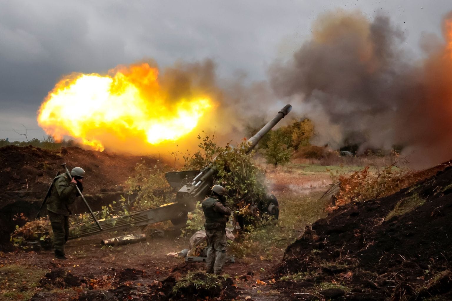 Eine 152-mm-Haubitze feuert ein Geschoss in der Region Donezk ab (Archivbild): Die Ukraine bittet um weitere schwere Waffen.