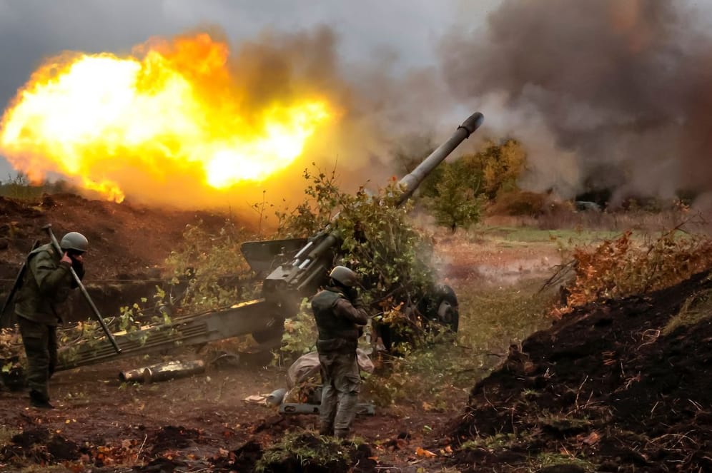Eine 152-mm-Haubitze feuert ein Geschoss in der Region Donezk ab (Archivbild): Die Ukraine bittet um weitere schwere Waffen.