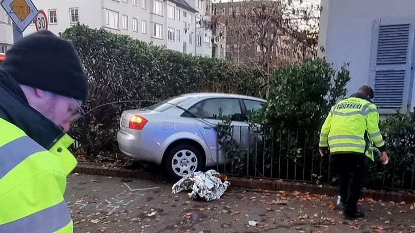 Zwei Frauen auf Gehweg in Hannover angefahren