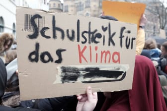 Aktivisten von Fridays for Future bei einer Demo in Bremen (Archivfoto): Die Besetzer fordern weitere Unterstützer auf, sich Schlafsachen mitzubringen.
