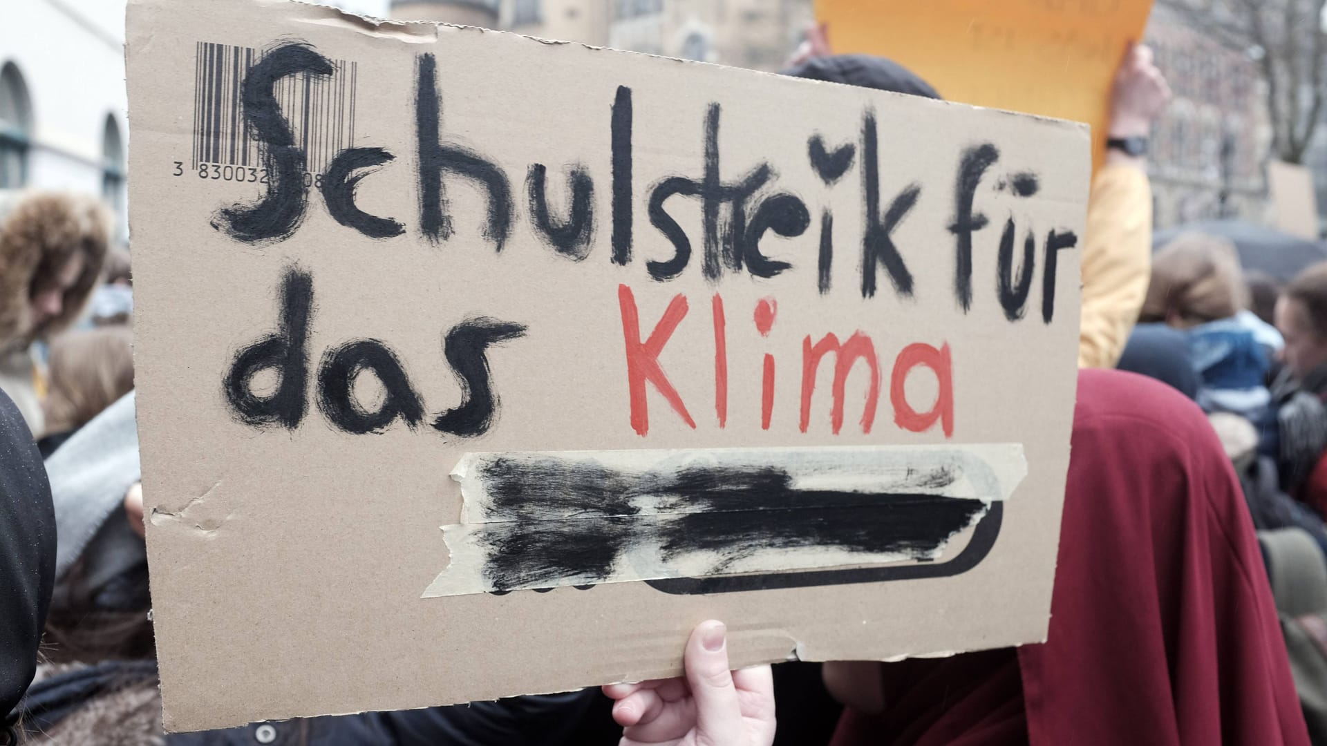 Aktivisten von Fridays for Future bei einer Demo in Bremen (Archivfoto): Die Besetzer fordern weitere Unterstützer auf, sich Schlafsachen mitzubringen.