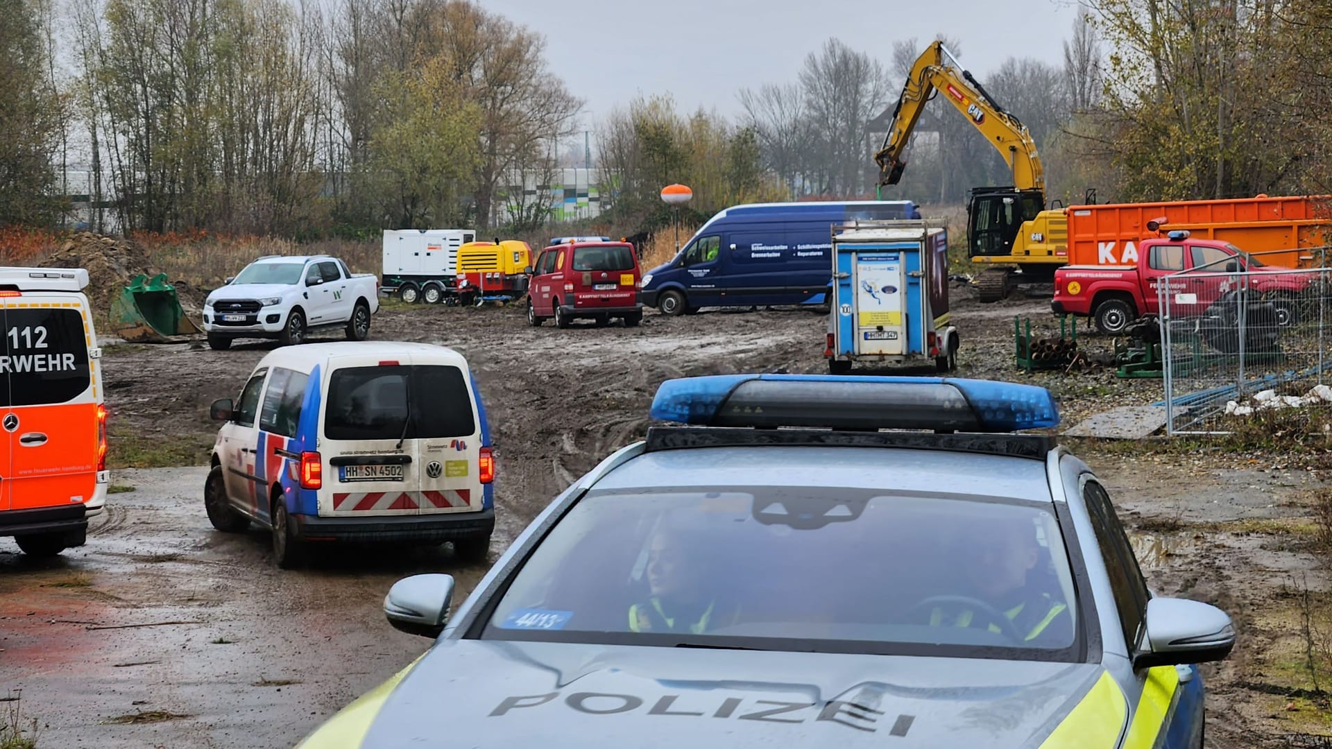 In Hamburg-Wilhelmsburg wurde am Dienstag eine Fliegerbombe gefunden: Tausende Menschen müssen evakuiert werden. In Hamburg-Wilhelmsburg wurde am Dienstag eine Fliegerbombe gefunden: Tausende Menschen müssen evakuiert werden.
