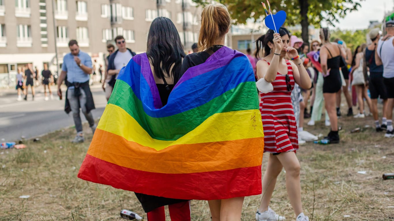 Protestierende mit Regenbogenflagge auf dem CSD in Berlin (Symbolbild): Der Lesben- und Schwulenverband hat ein deutliches Statement zu homophoben Äußerungen eines WM-Botschafters abgegeben.