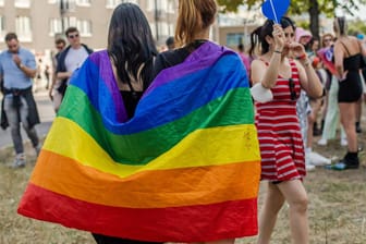 Protestierende mit Regenbogenflagge auf dem CSD in Berlin (Symbolbild): Der Lesben- und Schwulenverband hat ein deutliches Statement zu homophoben Äußerungen eines WM-Botschafters abgegeben.