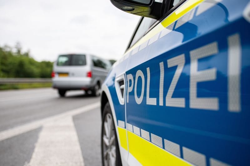 Ein Streifenwagen der Polizei steht auf einer Straße (Symbolbild): Ein Experte musste die Explosionsgefahr prüfen.