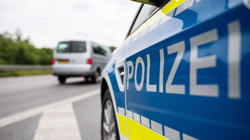 Ein Streifenwagen der Polizei steht auf einer Straße (Symbolbild): Ein Experte musste die Explosionsgefahr prüfen.