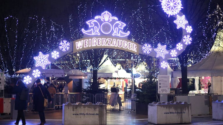 Der Eingang zum Weihnachtsmarkt am Jungfernstieg (Archivbild): Die Schausteller wollen in diesem Jahr den Stromverbrauch reduzieren.