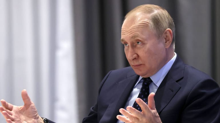 Wladimir Putin am 7. November 2022, nördlich von Moskau: Während die Politelite sich zum UN-Klimagipfel in Ägypten trifft, bleibt er Zuhause. Eine Delegation schickt der Kreml dennoch.