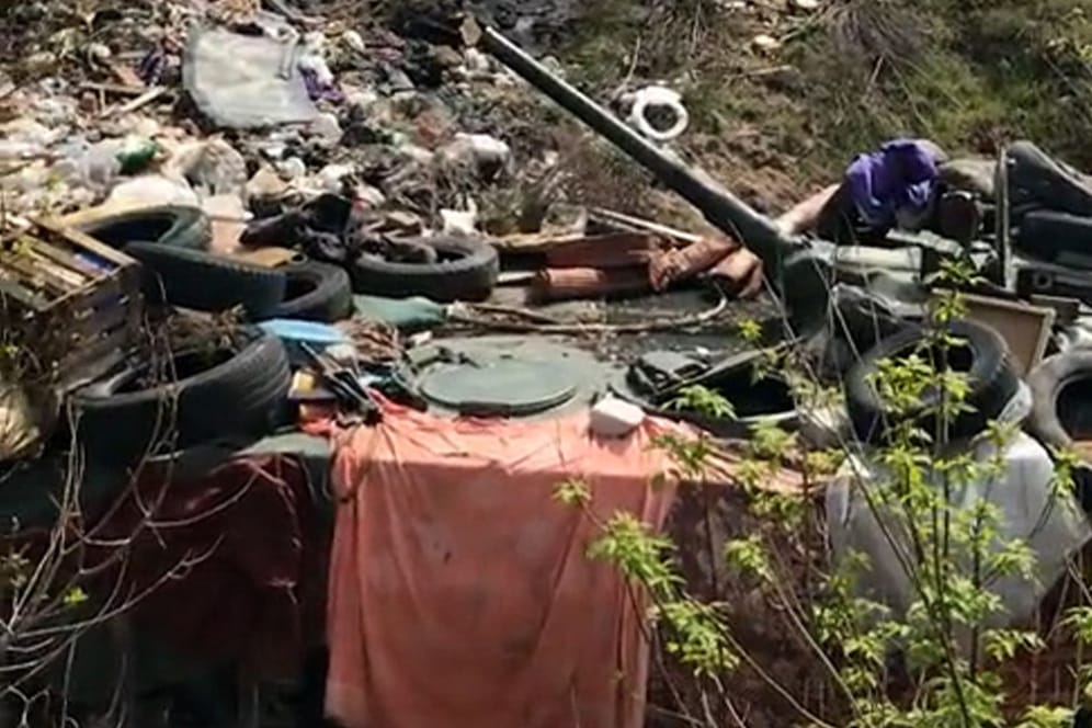 Ukrainischer Panzer ist gut unter einem Haufen Müll getarnt