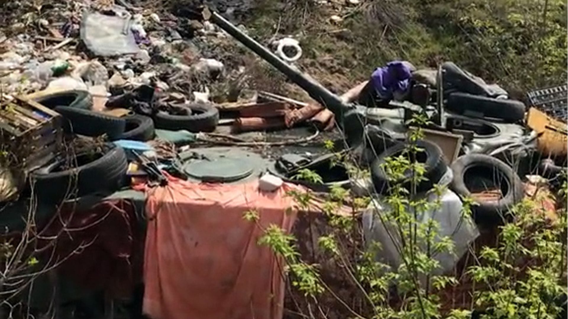 Ukrainischer Panzer ist gut unter einem Haufen Müll getarnt