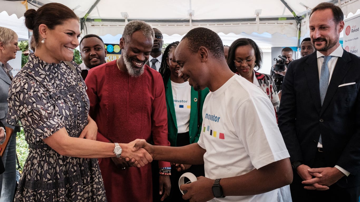Prinzessin Victoria und Prinz Haakon besuchen ein Start-up in Nairobi.