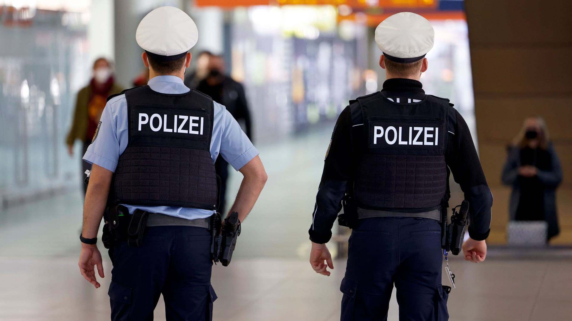 Bundespolizisten am Flughafen Köln/Bonn (Archivbild): Am Dienstag konnten die Beamten einen seit mehr als einem Jahr gesuchten Mann festnehmen.