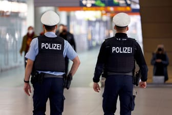 Bundespolizisten am Flughafen Köln/Bonn (Archivbild): Am Dienstag konnten die Beamten einen seit mehr als einem Jahr gesuchten Mann festnehmen.