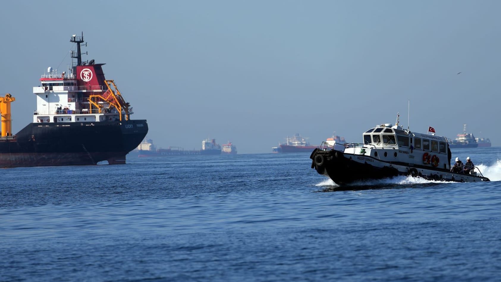 Ein Boot mit UN-Beamten macht sich auf den Weg, um aus der Ukraine kommende, mit Getreide beladene Frachtschiffe im Marmarameer zu inspizieren: Russland hat nach den Drohnenangriffen auf der Krim das Abkommen zum Transport von ukrainischem Getreide aus den Häfen im Schwarzen Meer gestoppt.