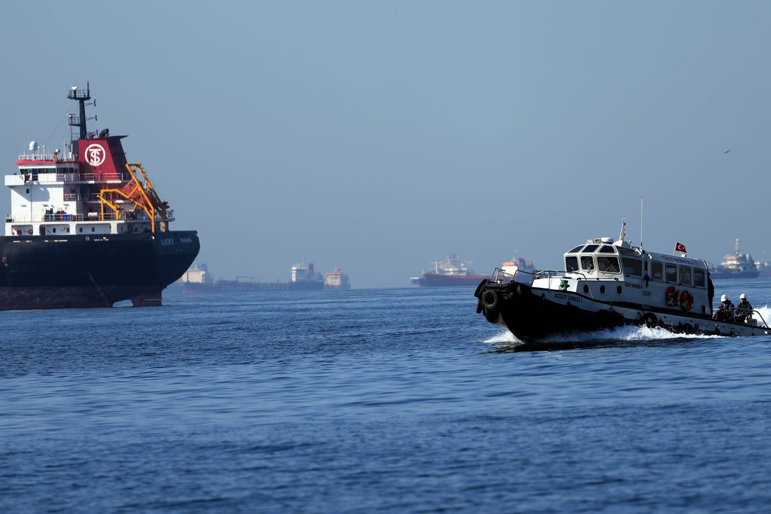 Ein Boot mit UN-Beamten macht sich auf den Weg, um aus der Ukraine kommende, mit Getreide beladene Frachtschiffe im Marmarameer zu inspizieren: Russland hat nach den Drohnenangriffen auf der Krim das Abkommen zum Transport von ukrainischem Getreide aus den Häfen im Schwarzen Meer gestoppt.