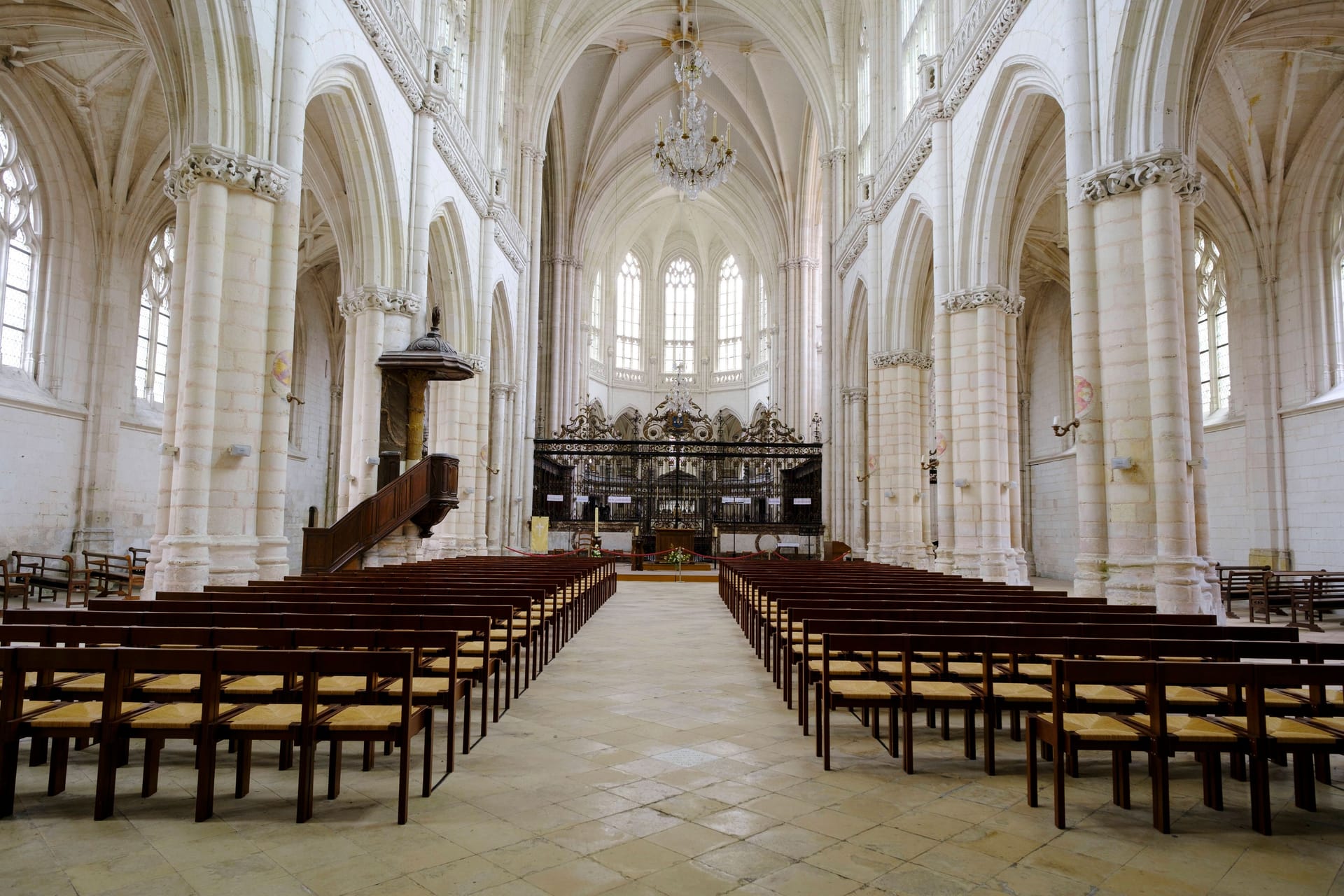 Eine katholische Kirche in Frankreich (Symbolbild): Ein Bischof hat den Missbrauch einer 14-Jährigen zugegeben.
