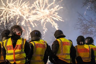 Polizisten in der Silvesternacht in Hannover (Archiv): Auch in Hannover wurden Einsatzkräfte mit Feuerwerkskörpern angegriffen.