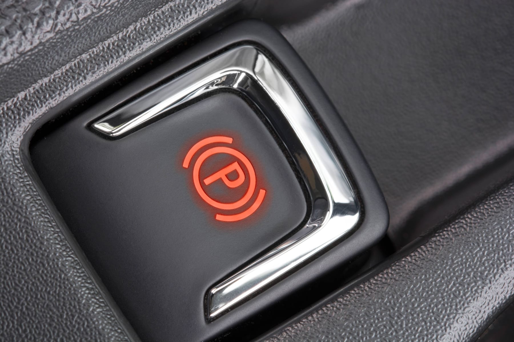Wozu dient der Knopf am Sicherheitsgurt des Autos?