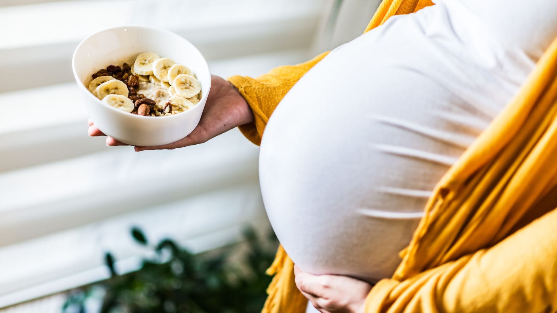 Flaues Gefühl am Morgen: Wer Schwangerschaftsübelkeit hat, sollte besonders auf die Ernährung achten.