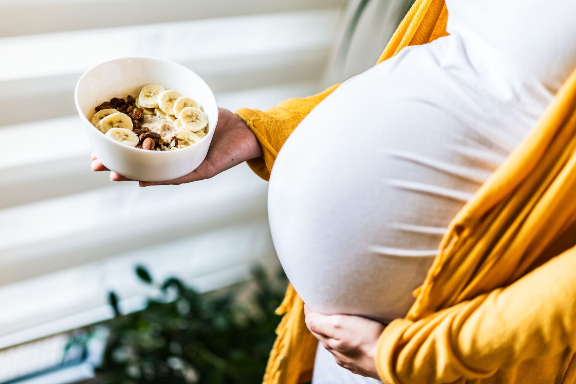 Flaues Gefühl am Morgen: Wer Schwangerschaftsübelkeit hat, sollte besonders auf die Ernährung achten.