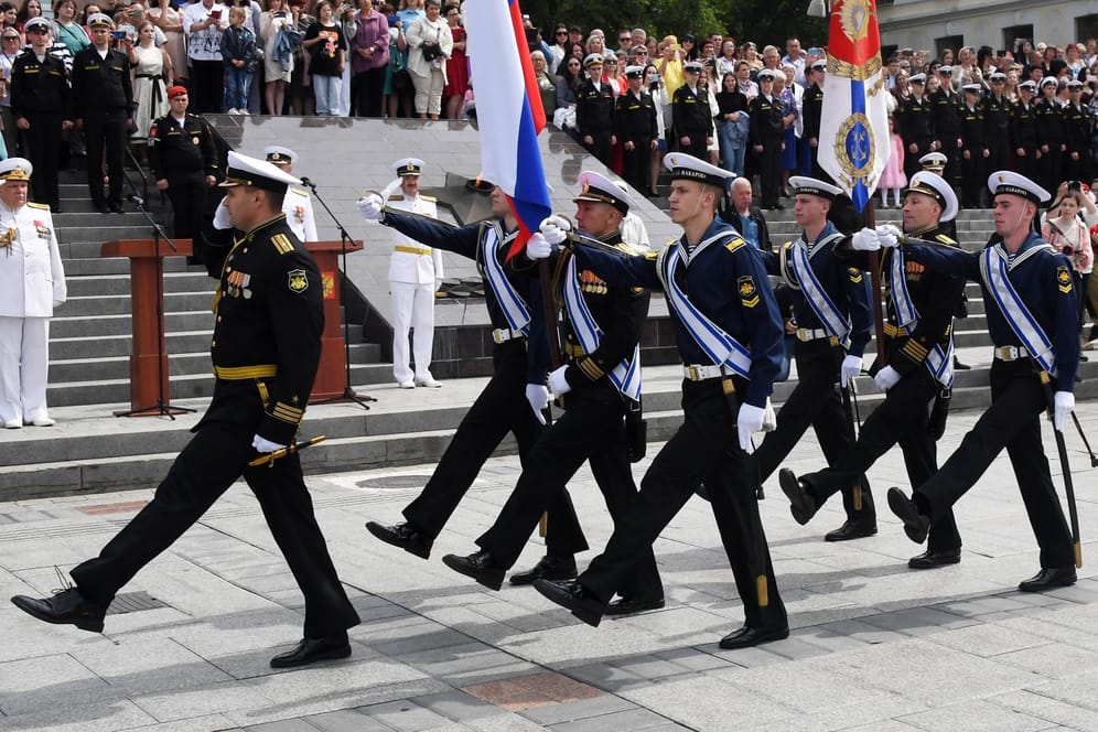 Zeremonie an der Pacific Higher Navy School (Archivbild): Der Oberst soll an der Militärakademie zuletzt für die neu mobilisierten Rekruten zuständig gewesen sein.
