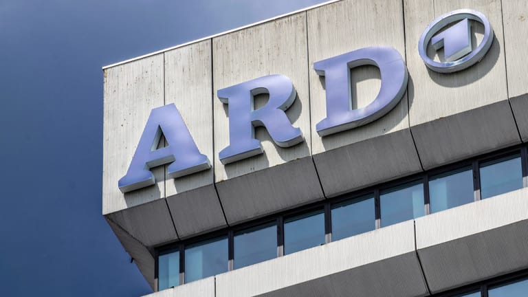 Das ARD Logo am BR-Funkhaus in München.