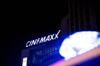 Einsatzfahrzeug vor einem "Cinemaxx" (Symbolfoto): Gegen die Beteiligten wird wegen gefährlicher Körperverletzung ermittelt.