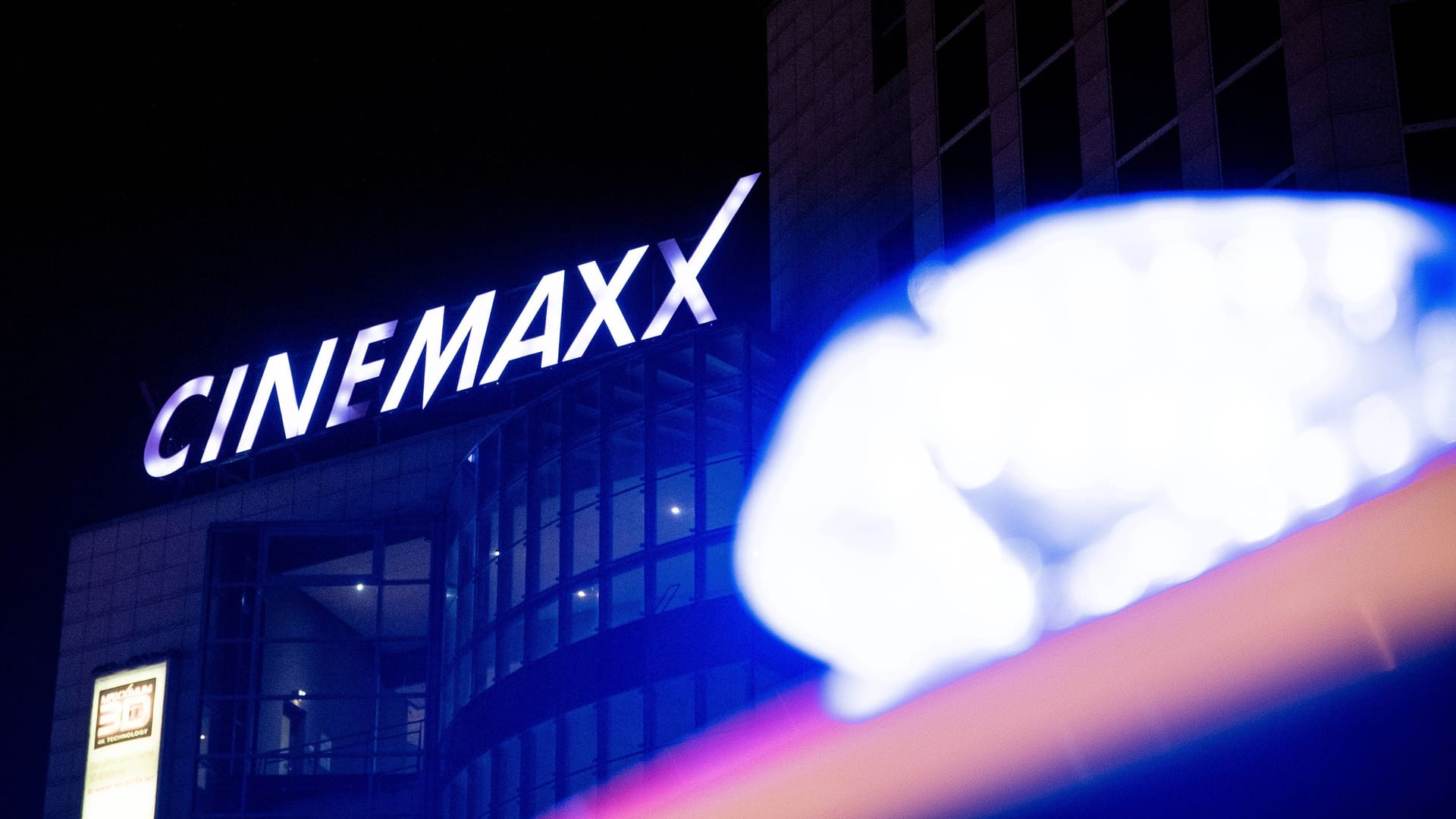 Einsatzfahrzeug vor einem "Cinemaxx" (Symbolfoto): Gegen die Beteiligten wird wegen gefährlicher Körperverletzung ermittelt. Einsatzfahrzeug vor einem "Cinemaxx" (Symbolfoto): Gegen die Beteiligten wird wegen gefährlicher Körperverletzung ermittelt.