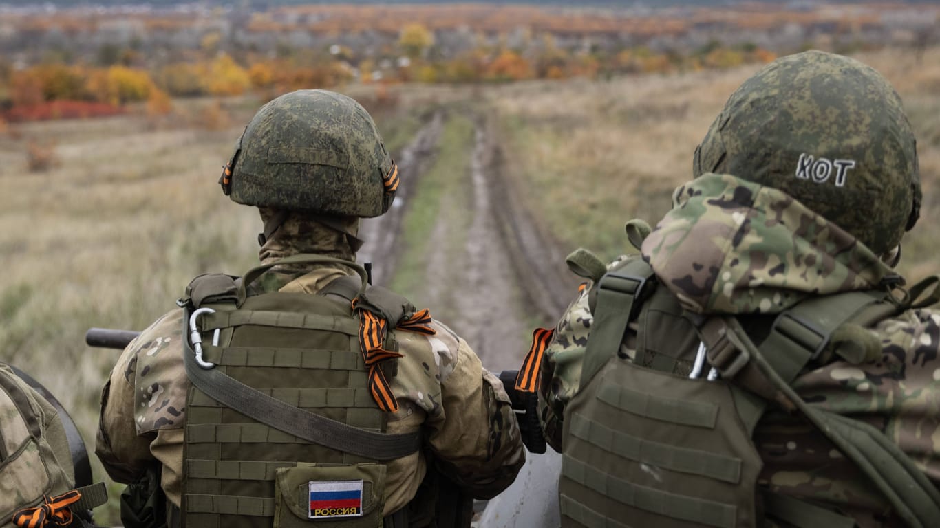 Russische Soldaten (Symbolbild): Hochrangige russische Militärs sollen über den Einsatz von Atomwaffen beraten haben.