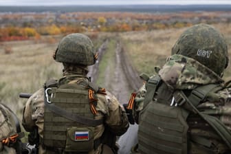 Russische Soldaten (Symbolbild): Hochrangige russische Militärs sollen über den Einsatz von Atomwaffen beraten haben.