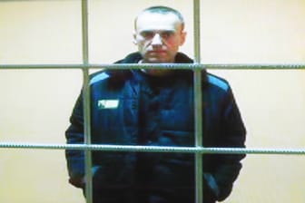 Alexej Nawalny: Der Regimegegner wurde erst vergiftet, überlebte und kam dann in Lagerhaft.