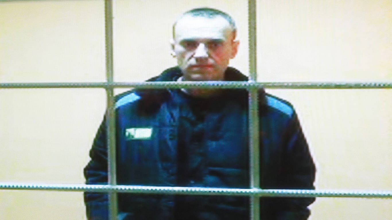 Alexej Nawalny: Der Regimegegner wurde erst vergiftet, überlebte und kam dann in Lagerhaft.