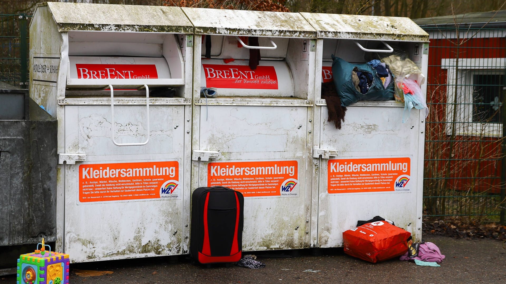 Altkleider-Container: Beim Klettern in einen solchen Container besteht Lebensgefahr.