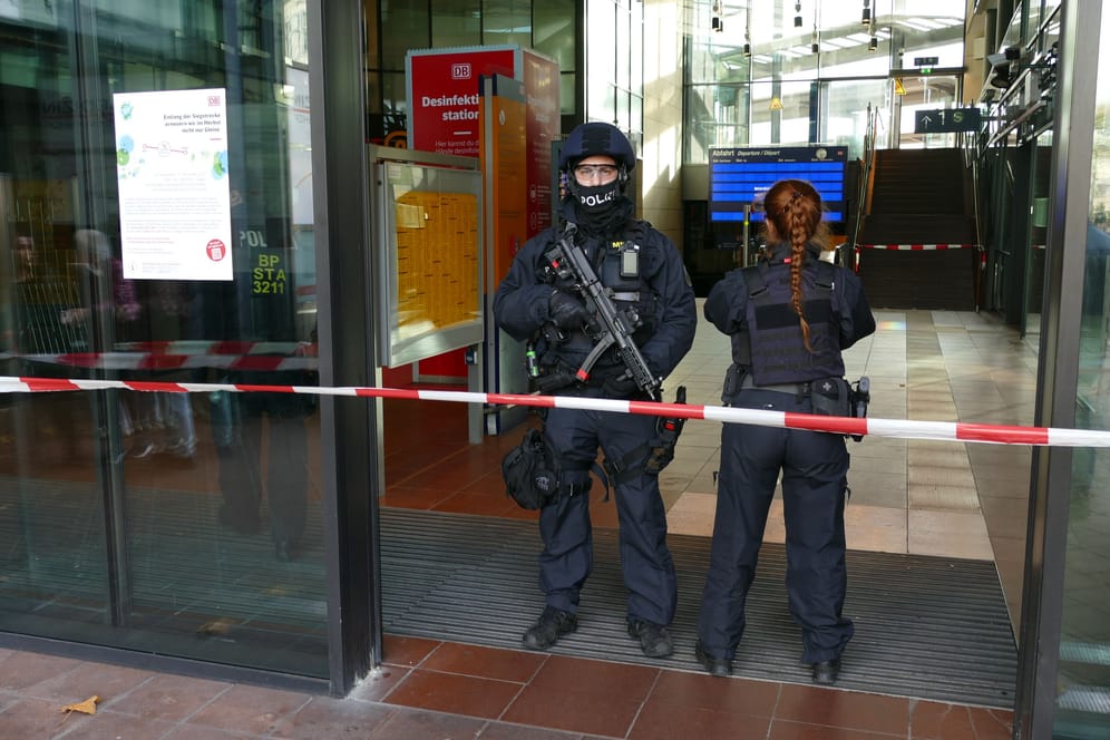 Beamte am Bahnhof Siegburg/Bonn: Die Kräfte der Polizei waren wegen zweier mutmaßlicher Gefahrenlagen stundenlang im Einsatz. (Quelle: Marius Fuhrmann)
