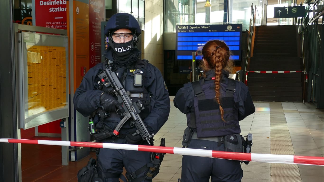 Beamte am Bahnhof Siegburg/Bonn: Die Kräfte der Polizei waren wegen zweier mutmaßlicher Gefahrenlagen stundenlang im Einsatz. (Quelle: Marius Fuhrmann)