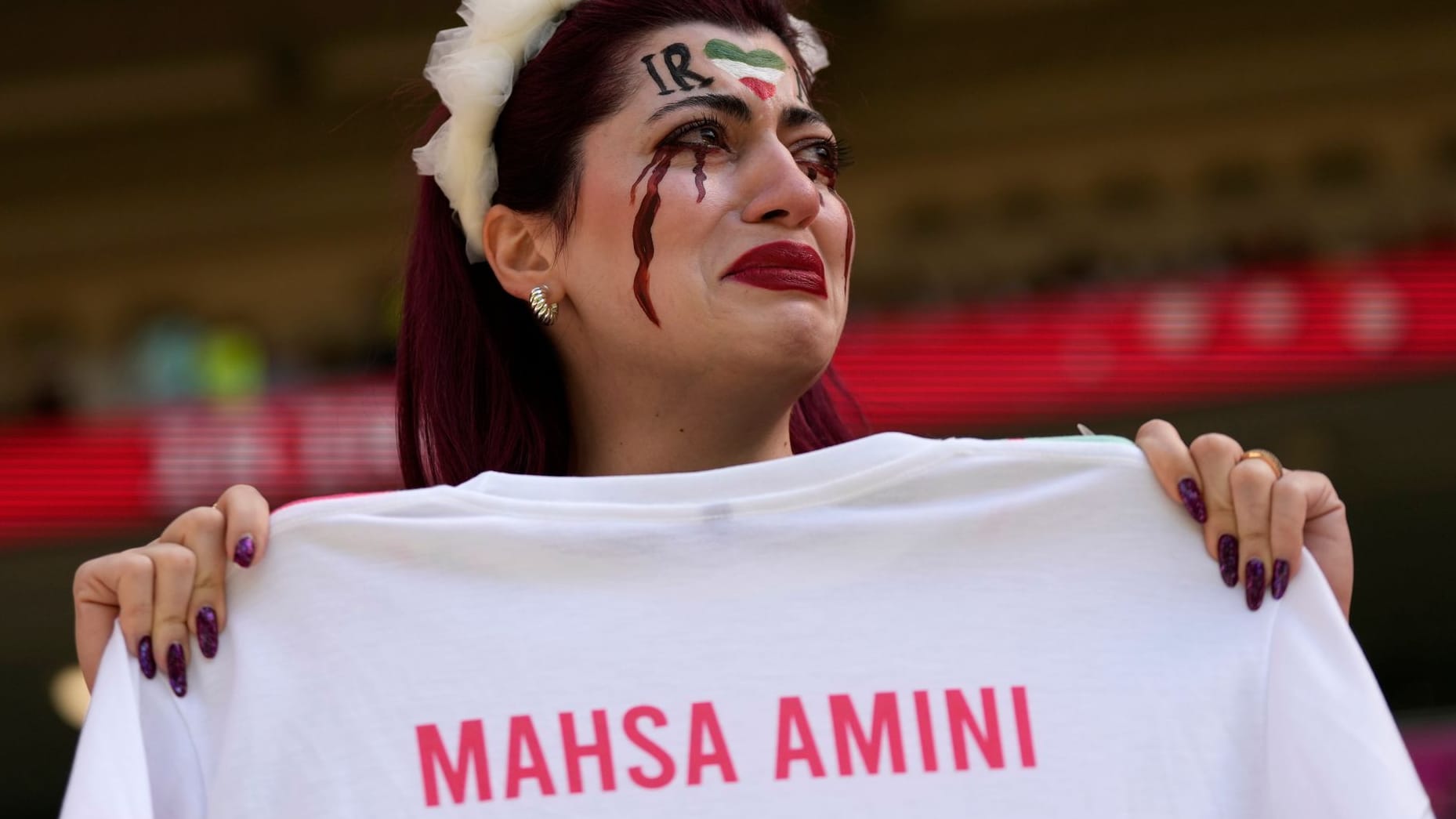 WM 2022: Irans Spieler singen Hymne gegen Wales – Publikum weint hemmungslos