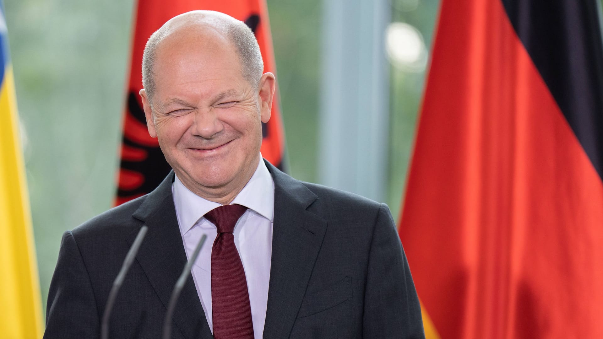 Ein gut gelaunter Olaf Scholz am Rednerpult (Symbolbild): Anfang der Woche ist der Klimakanzler beim Klimagipfel.