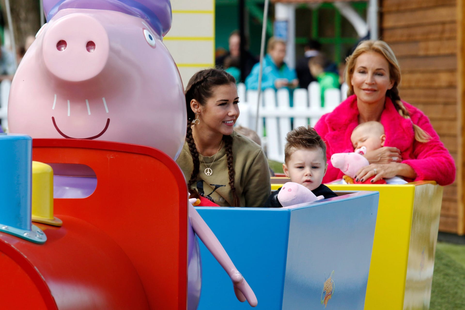 Sarah Lombardi mit Sohn Alessio Heide Park (Archivfoto): Nach München könnte bald ein Peppa Wutz-Freizeitpark kommen – ähnlich dem in Soltau.