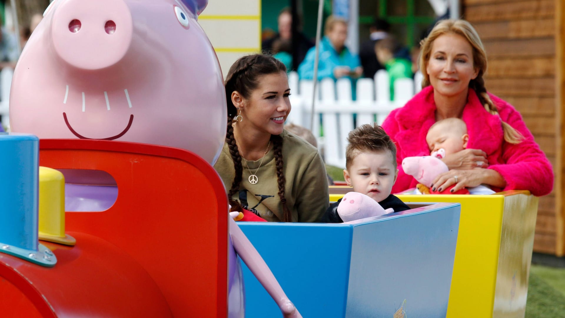 Sarah Lombardi mit Sohn Alessio Heide Park (Archivfoto): Nach München könnte bald ein Peppa Wutz-Freizeitpark kommen – ähnlich dem in Soltau.