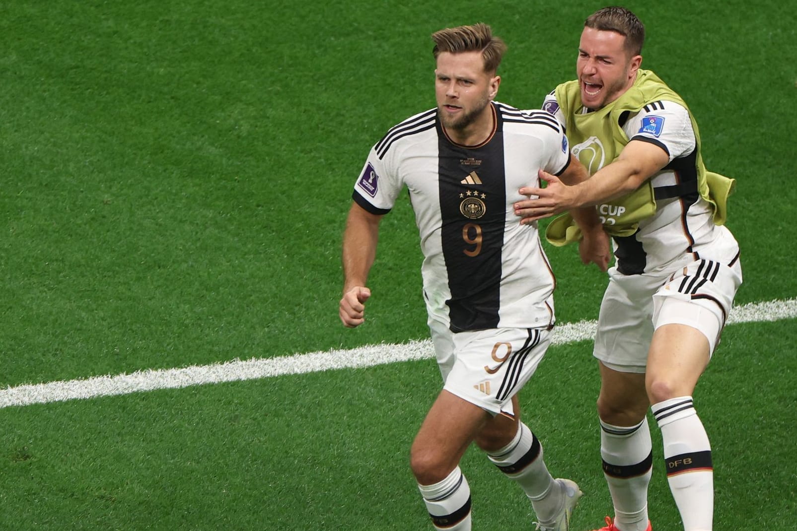 Niclas Füllkrug (l.) kann auch von Christian Günter nicht aufgehalten werden: Der Stürmer mutierte zum Matchwinner für Deutschland.