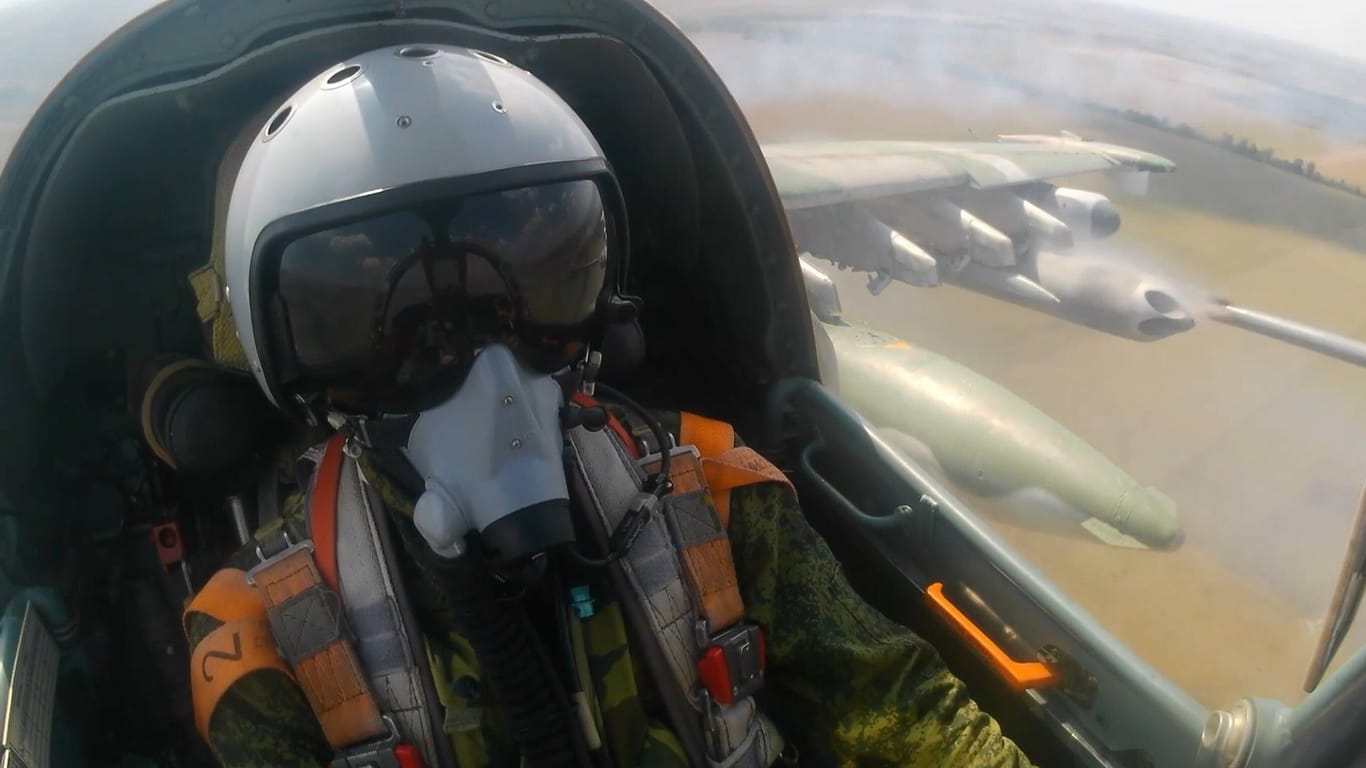 Russischer Kampfjet-Pilot (Symbolbild): In etwa 91 Metern Höhe sollen die Jets den Nato-Marineverband überflogen haben.