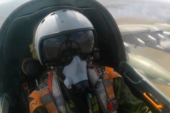 Russischer Kampfjet-Pilot (Symbolbild): In etwa 91 Metern Höhe sollen die Jets den Nato-Marineverband überflogen haben.