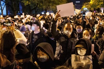 Protest in Peking: Auslöser der Proteste war ein Wohnungsbrand in der Stadt Ürumqi, bei dem mehrere Bewohner ums Leben gekommen waren.